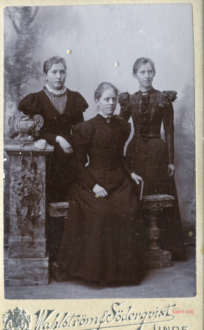 Fra album tilhørende Hilda Maria Karlsson, Stockholm 1895 - Fotograf Wahlstrøm & Søderqvist, Linde, Kopparberg (4) Ida, Beata, Faster Hild (Faster Eva)